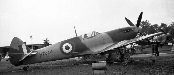 RAF - Supermarine Spitfire LF. Mk. IX 7224M - TB382