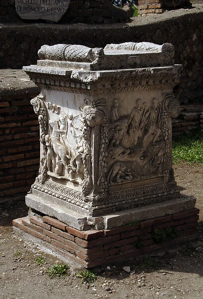 Sacellum. Altar. Ostia Antica