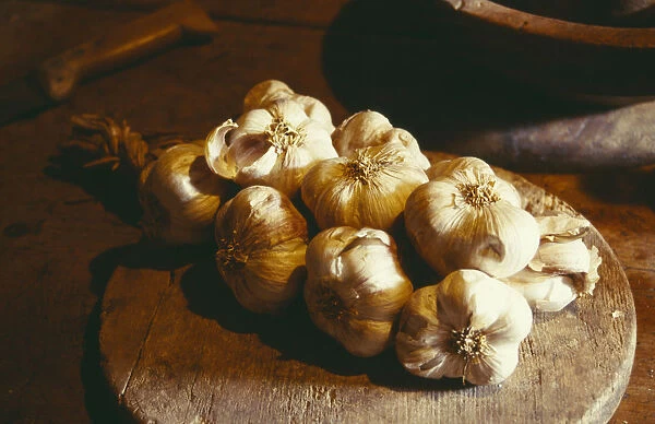 20036778. FRANCE Food Garlic lying on wooden board on table