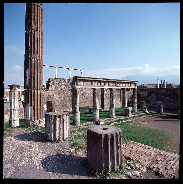 Roman art: view of the temple of Apollo on the archeological site of Pompei