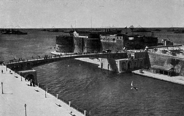 Taranto, Ponte girevole chiuso, Le forze navali riunite con gran pavese a mar grande (b  /  w photo)