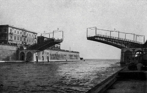 Taranto, Ponte girevole semi-aperto (b  /  w photo)