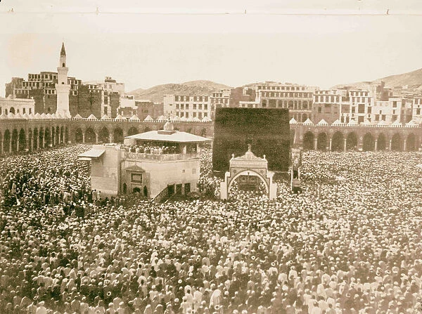 Mecca ca 1910 Bird -eye view Kaaba crowded w  /  pilgrims