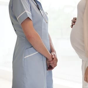 Pregnant woman and nurse F008 / 2964