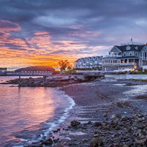 USA, Maine, Mt. Desert Island, Bar Harbor, Bar Harbor Inn hotel, autumn, dawn