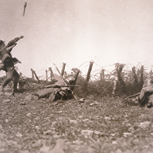 WWI German stormtroopers on the Western Front, 1918 (b / w photo)
