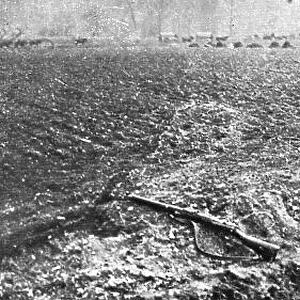 Le Premier Coup Allemand; En rase campagne: une ligne a l'arriere pour recevoir et... 1918. Creator: Unknown