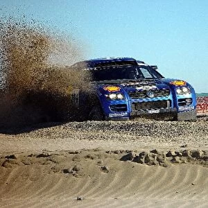 Dakar Rally: Jutta Kleinschmidt / Fabrizia Pons VW Toureg kicks up the sand