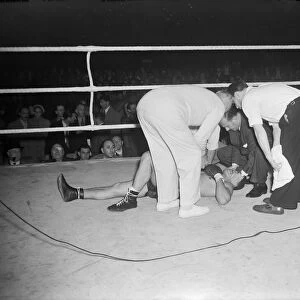 Boxing Randolph Turpin knocks out Eli Elandon at Watford DM 6 / 9 / 1950