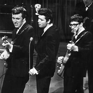 BRUCE WELCH, CLIFF RICHARD AND HANK MARVIN PERFORM IN THE ROYAL VARIETY SHOW - 29TH
