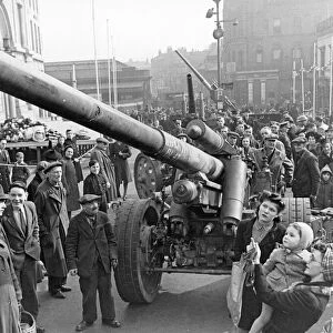 One of several German guns captured by the 8th Army in Libya arrive in Woolwich as