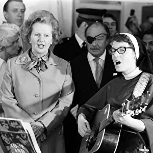 Margaret Thatcher July 1980 visits Toynbee Hall in the East End singing with a nun