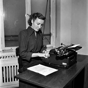 Typist at the VW factory. December 1952 C6101-008